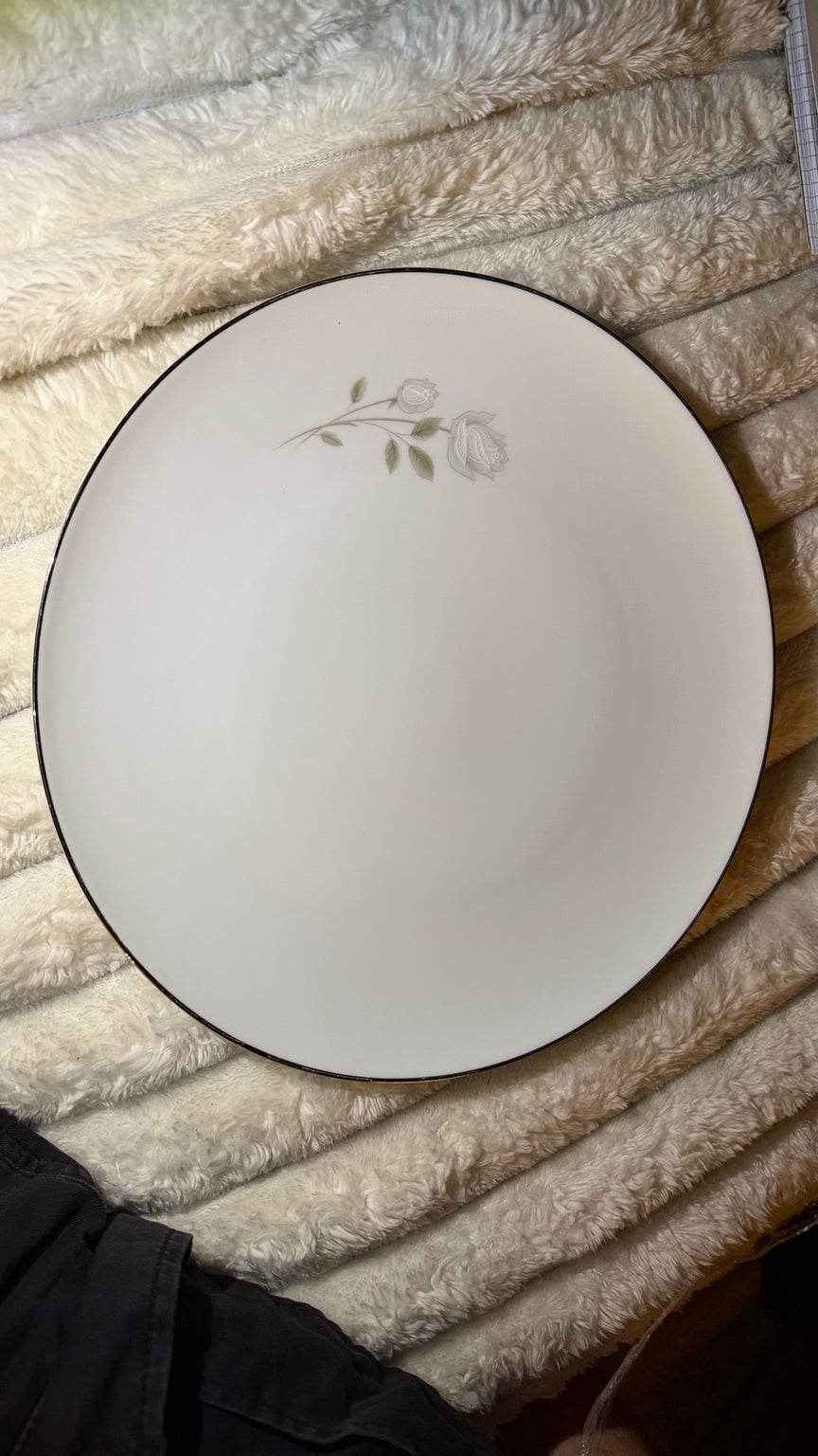 Noritake Altadena 6437 round plate with white rose motif and platinum rim